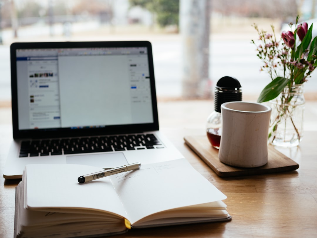 Comparando cursos de diseño web en una libreta